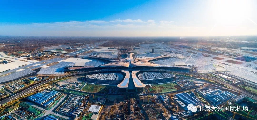 興輝地坪在北京大興國際機(jī)場水磨石研磨緊張施工中